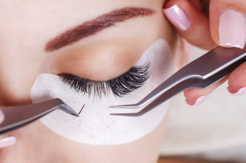 خدمات تركيب الرموش | Eyelash extensions 